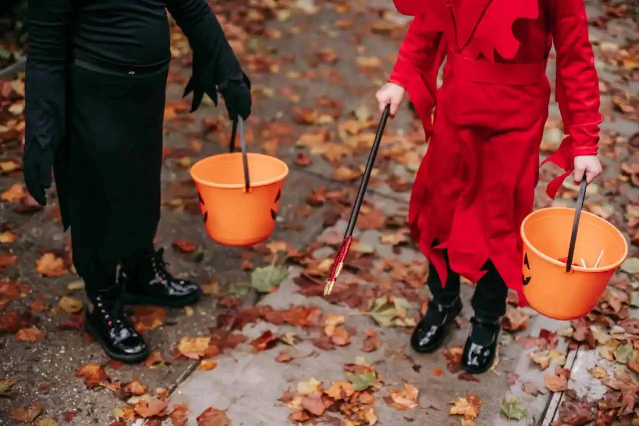 Zabawy na Halloween dla dzieci – kreatywne pomysły bez straszenia