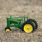 Rolnictwo w miniaturze – jak wielkie maszyny opanowują dziecięce dywany 
