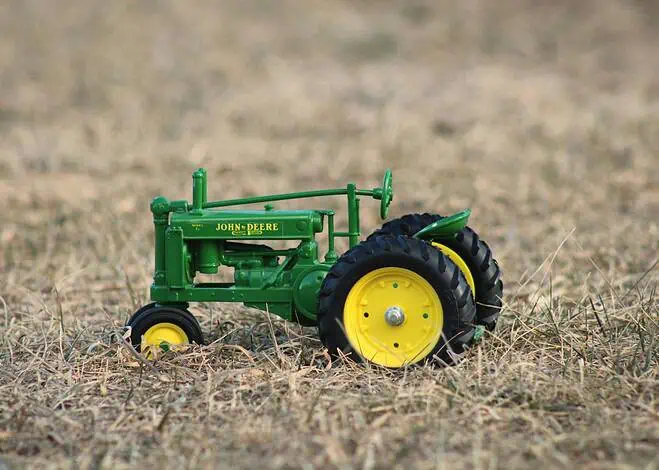 Rolnictwo w miniaturze – jak wielkie maszyny opanowują dziecięce dywany 
